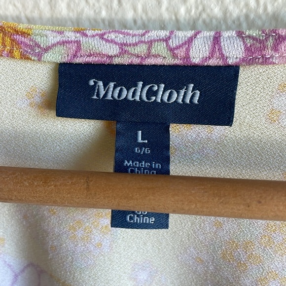 ModCloth Floral Wrap Tie V Neck Blouse in Floral Fields L - Picture 8 of 9